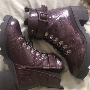 maroon boots barely worn a little dusty size 7.5